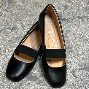 Mootsies Tootsies Black Flats with Strap and Rounded Toe